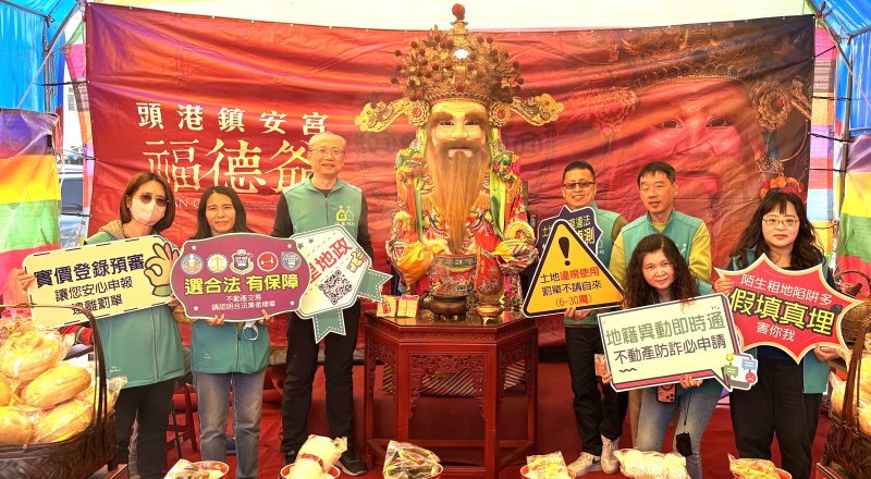 學甲蜀葵花海盛開　政府人員趁勢走入花海政令宣導