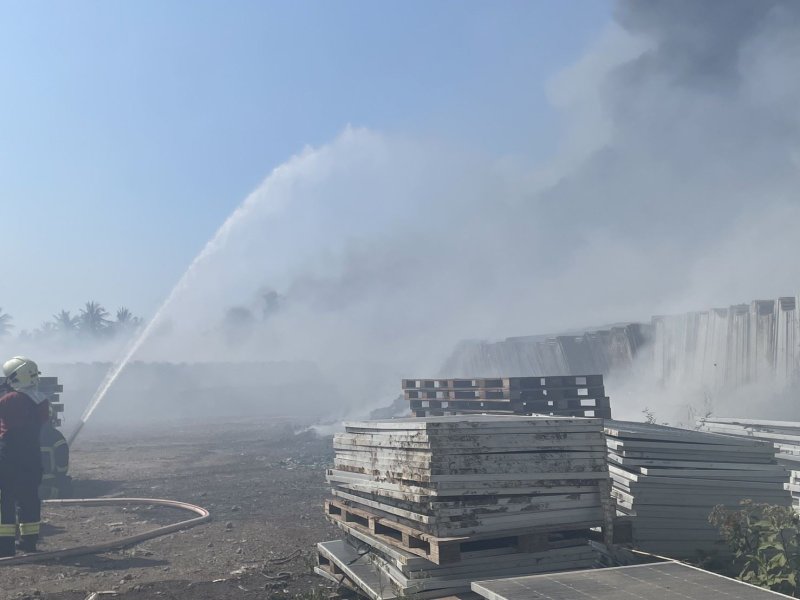 屏東縣林邊鄉一處太陽能板戶外暫置場火警幸未污染擴散