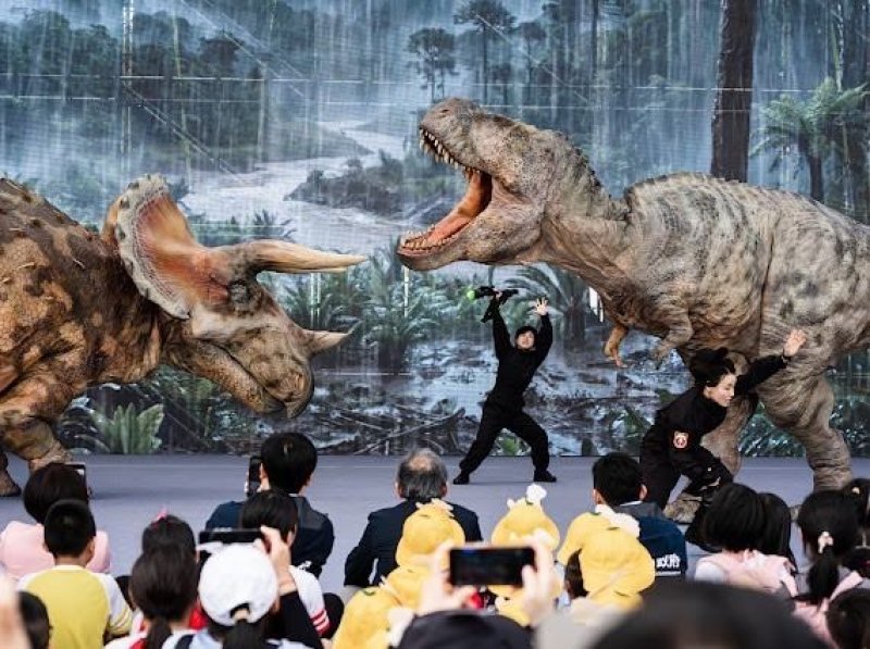DINO-A-LIVE首度來台透過專業演技讓恐龍逼真現身衛武營