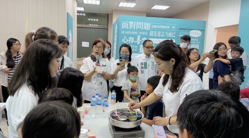 台灣民眾黨高雄市黨部舉辦兒童節親子活動做會開花的果凍湧入人潮