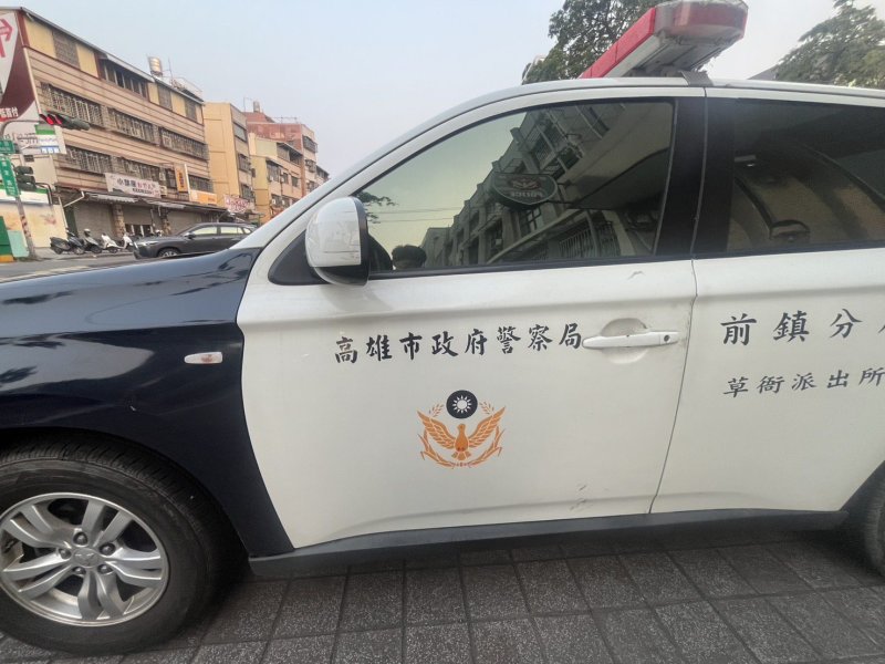 外籍男無厘頭狠踹警車後逃逸　前鎮警百米狂追強勢壓制