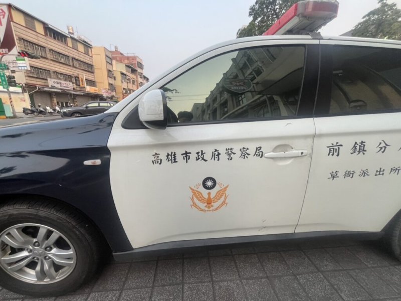 外籍男無厘頭狠踹警車後逃逸　前鎮警百米狂追強勢壓制