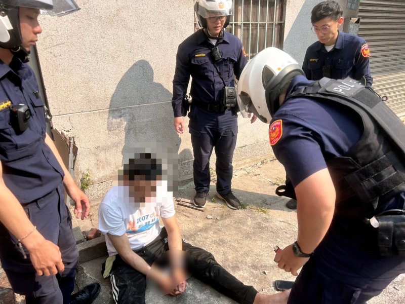 通緝犯心虛拒檢逃逸，翻牆卡巷狼狽落網——楠梓分局連開6罰單，累計罰鍰上看8.6萬