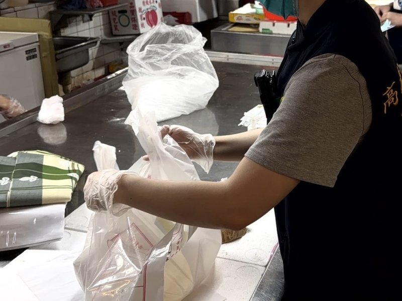 造成百餘人就醫潤餅業者隱匿風險食材 涉規避妨礙移送地檢署
