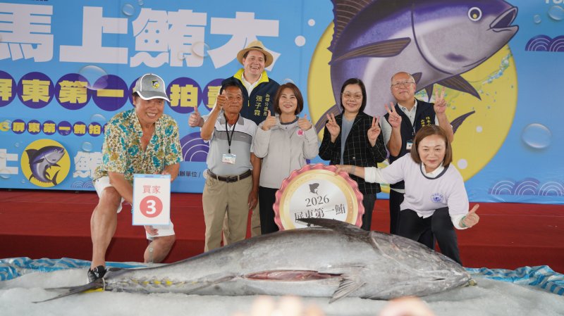 2026屏東黑鮪魚季第一鮪拍賣單價每公斤10,600元  佳珍海產餐廳與澎坊公司聯手標下