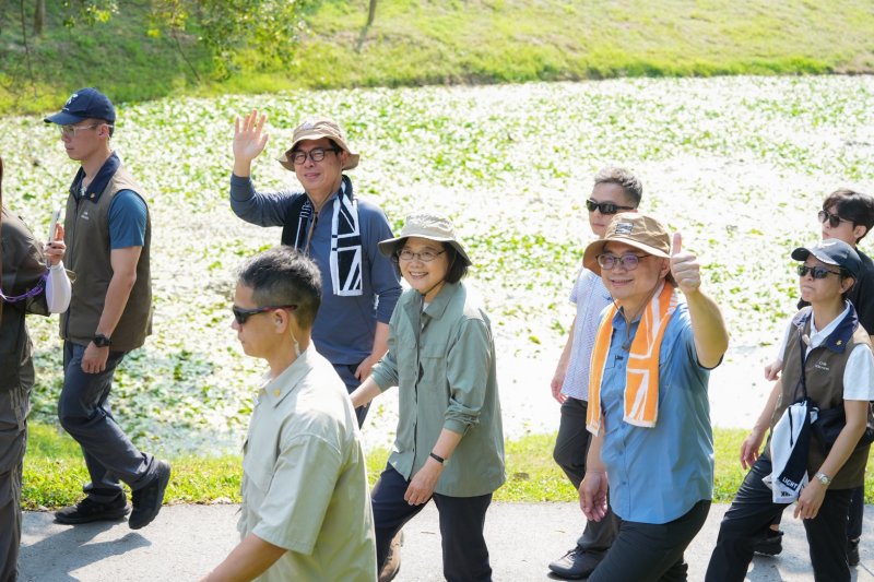  蔡英文、陳其邁合體賴瑞隆果嶺健行野餐 蔡英文大讚：要運動的都來高雄
