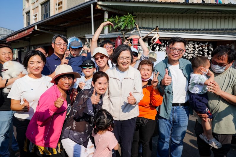陪同蔡英文體驗蚵仔寮魅力！賴瑞隆化身叫賣哥大啖海味：黃金組合 建設大高雄
