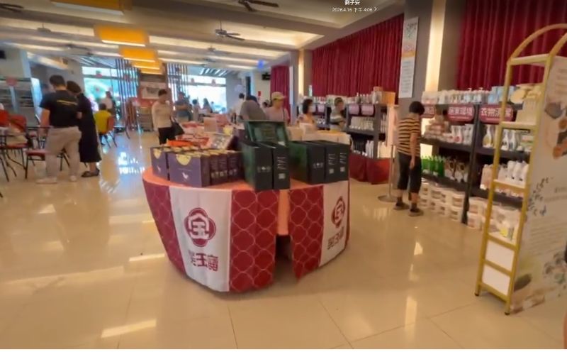 休息站內多樣產品吸引民眾採購 圖/劉子安 休息站內多樣產品吸引民眾採購 圖/劉子安