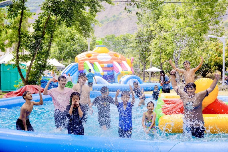 六龜山城水樂園打造一日沁涼小旅行 氣墊滑水道x山林秘境　