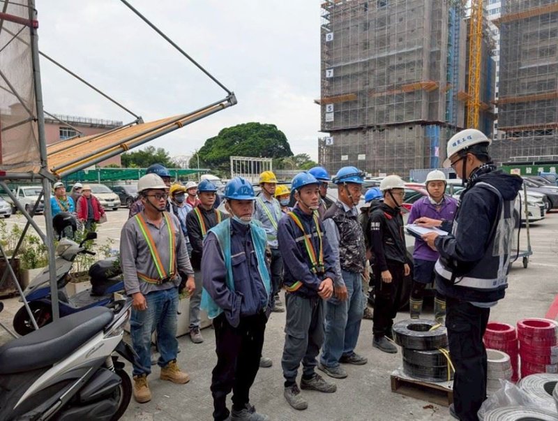  都發局AI 智慧監測守護工安 勞動節視察亞灣公宅進度