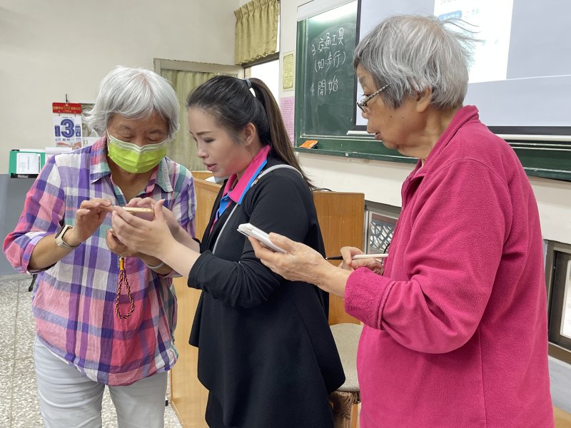 助二度就業婦女重拾自信、教長輩用手機 陳嫚淳登《青年返鄉》分享職涯整合經驗