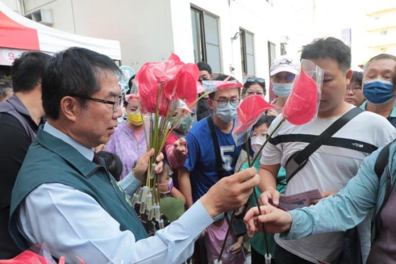台南提前歡慶母親節 黃偉哲送花贈鍋掀熱潮