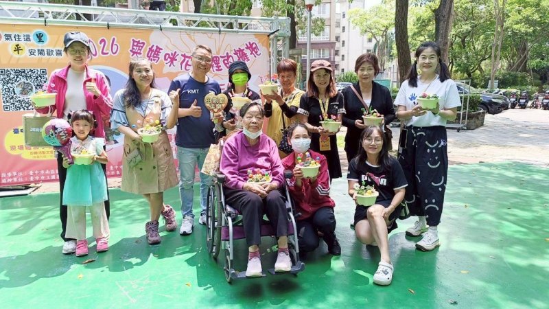從傳統服務到AI賦能:台中「公民AI資訊服務站」落地福平里,對比基層治理的變革與挑戰 從傳統服務到AI賦能:台中「公民AI資訊服務站」落地福平里,對比基層治理的變革與挑戰