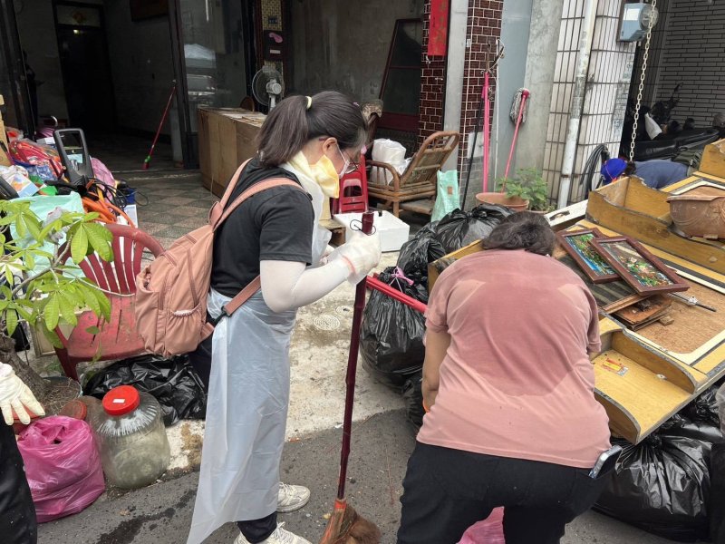 輔英科大攜公益團體扶助弱勢家庭 師生校友清整家園重啟生活希望