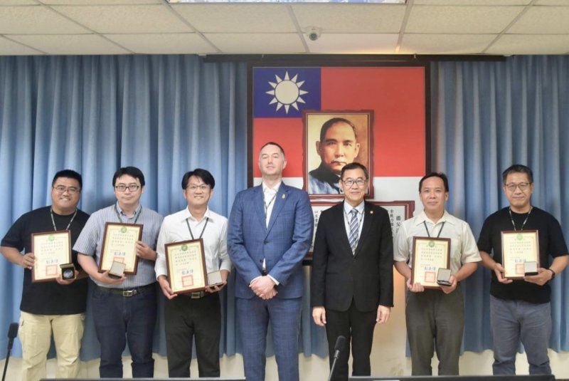 高雄關查緝輸美違規轉運成效亮眼，關務署表揚績優關員