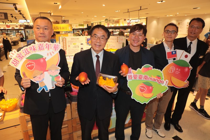 黃偉哲赴台中新光三越推廣玉井頂級愛文「香檳芒果」