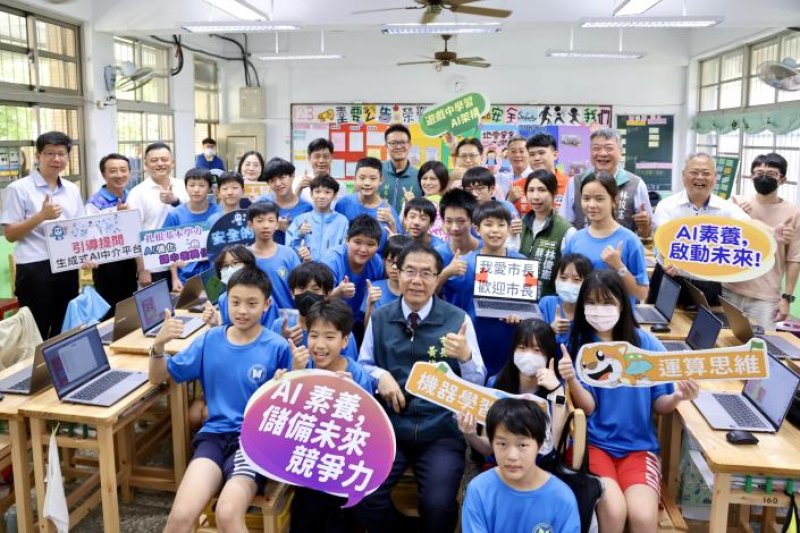 全國首批AI筆電進校園！黃偉哲加碼投入2.7億