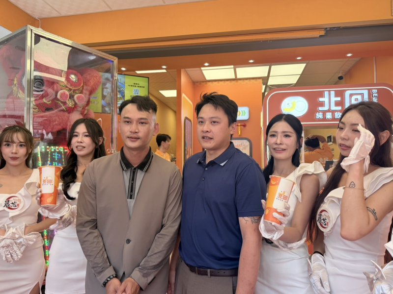 北回果飲高雄建國店今開幕　舞獅獻瑞吸人潮　200杯果飲一小時送完