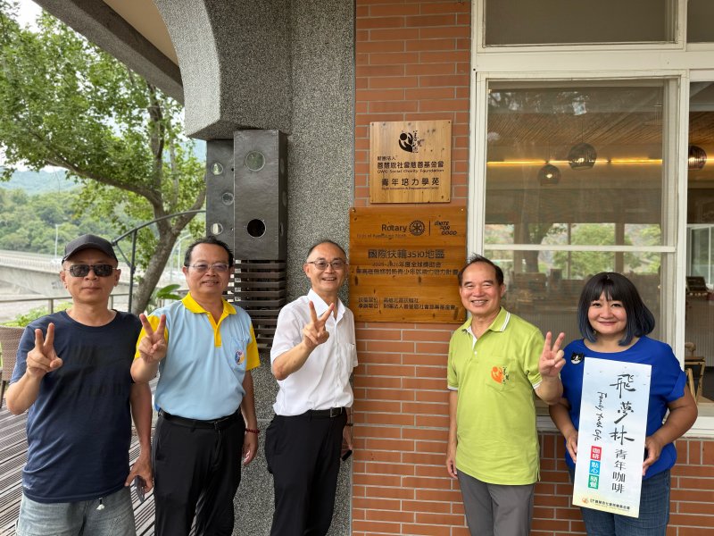 走進寶來飛夢林，黃柏霖為偏鄉青年培力加油打氣。
