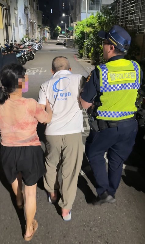 熄燈後為他重亮！七旬翁深夜低血糖跌坐路旁 警民與飲料店老闆娘接力送暖