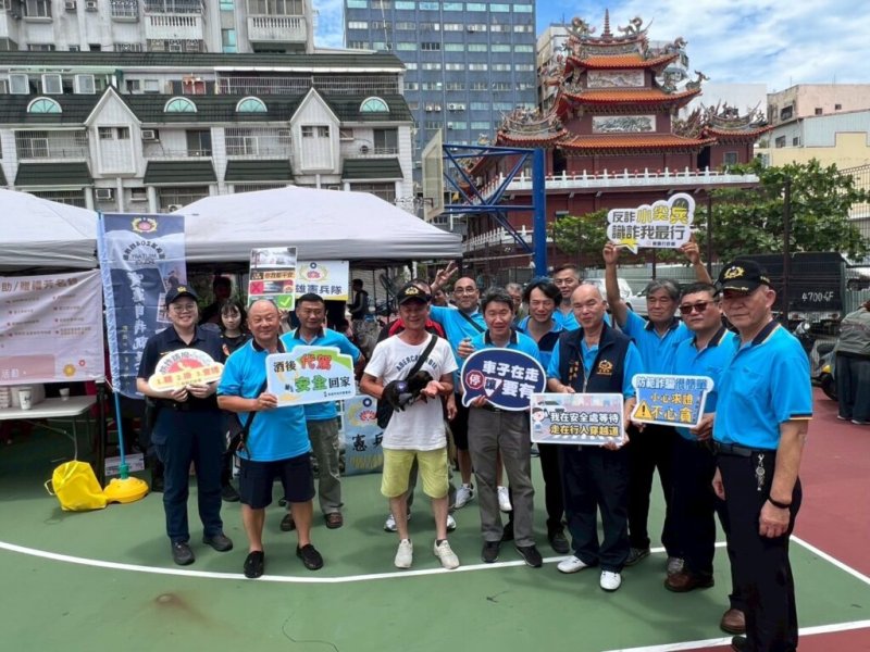 前鎮波麗士豔陽天挽袖做公益，捐血不忘反詐宣導