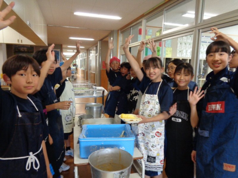 台南鳳梨產地直送日本友誼市學生餐桌　甜蜜滋味成功圈粉