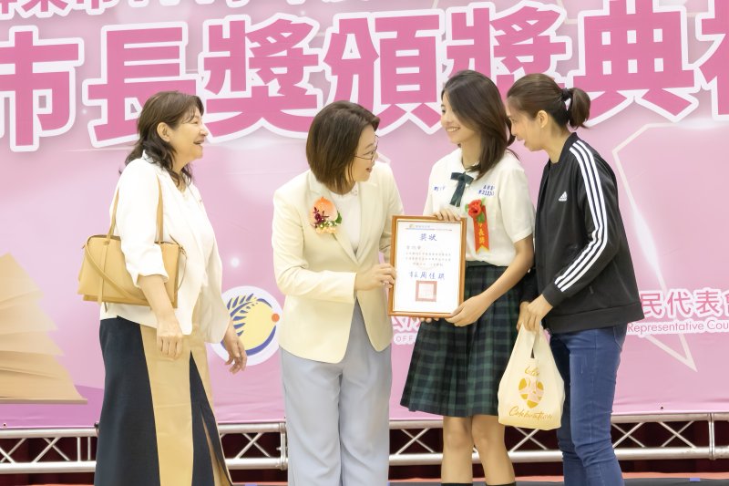 畢業季屏東市公所舉辦市長獎頒獎典禮  表揚227名優秀學子