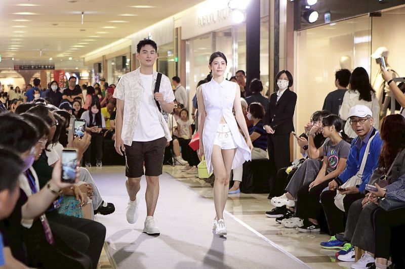 專業模特兒穿著館內品牌最新春夏服飾登場,演繹2026年度流行趨勢。圖/記者賴昌邦攝 專業模特兒穿著館內品牌最新春夏服飾登場,演繹2026年度流行趨勢。圖/記者賴昌邦攝