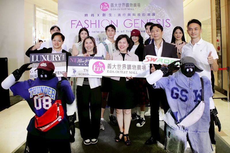 義大世界首創結合真人模特兒與AI機器人同台展演的時尚科技服裝秀,吸引現場民眾目光。圖/記者賴昌邦攝 義大世界首創結合真人模特兒與AI機器人同台展演的時尚科技服裝秀,吸引現場民眾目光。圖/記者賴昌邦攝