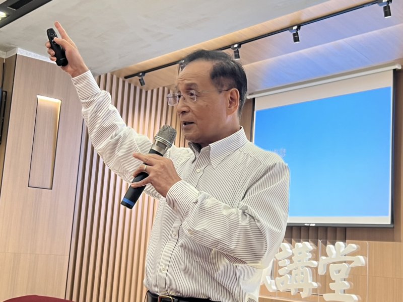 商研院董事長許添財中正大學開講「AI時代跨越核心門檻之道」：臺灣企業須從製造思維走向價值創造