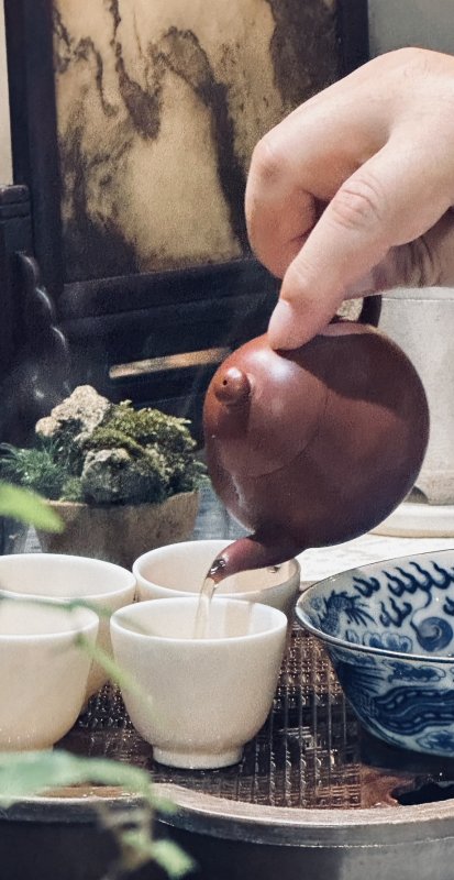 〈斟滿自己的杯子〉 別用空杯，去澆灌另一朵花