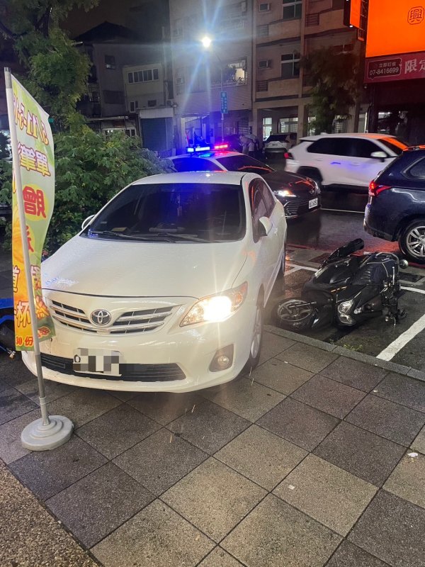 【雨夜衝突險釀禍】下車理論忘拉手煞車「車輛暴衝」撞機車 警霸氣喝斥：情緒我幫你管！