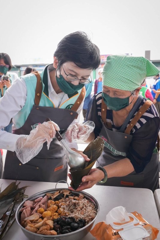 林園千人「粽」藝飄香  林岱樺親備極品素粽秒殺備受青睞