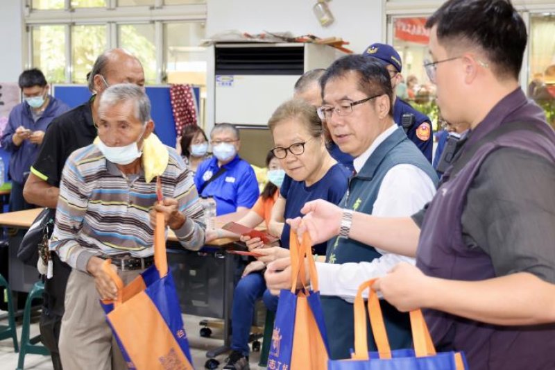 端午送暖關懷街友　台南市府攜手民間團體傳遞溫暖