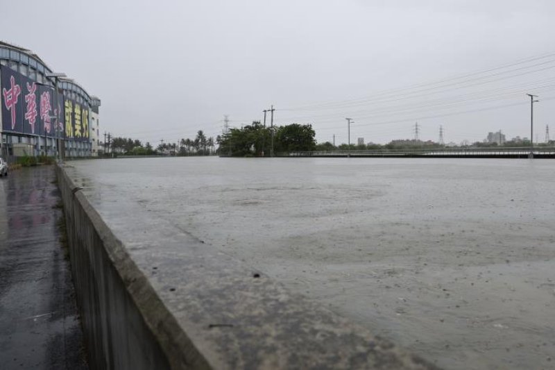 米克拉挾豪雨狂炸台南6小時！黃偉哲冒雨視察仁德抽水站三爺溪水位 盼立院速通治水預算