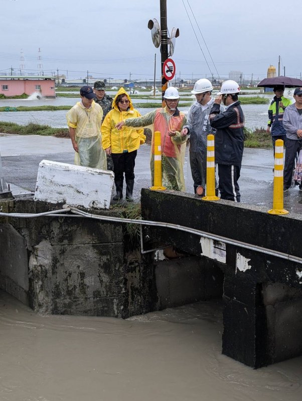 雨狂炸警報陳其邁至茄萣、湖內掌握防汛 市府團隊赴多區視察水情應變 