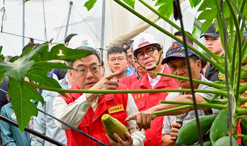 行政院長卓榮泰視察高屏豪雨災情 宣布淹水及農損救助新措施