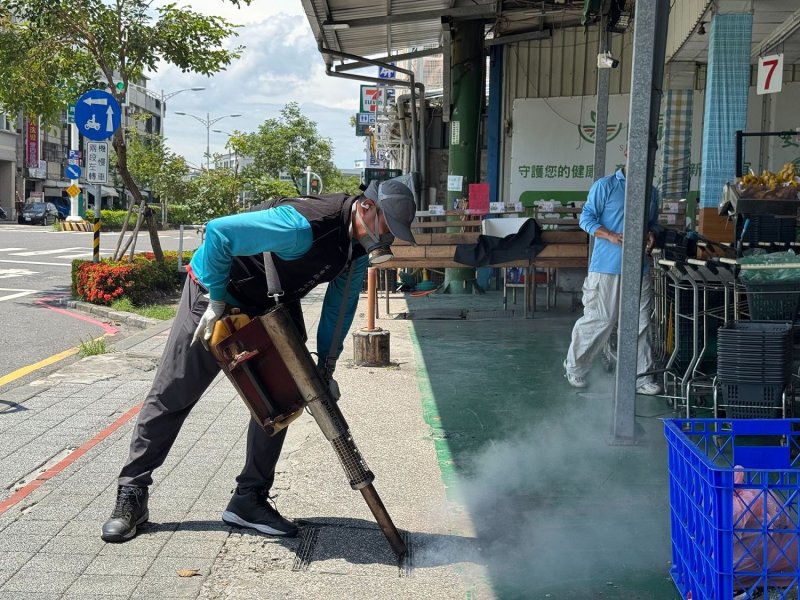 南部雨災最劇屏東 今假日仍即復原啟動 環保局協助清運泡水廢棄物