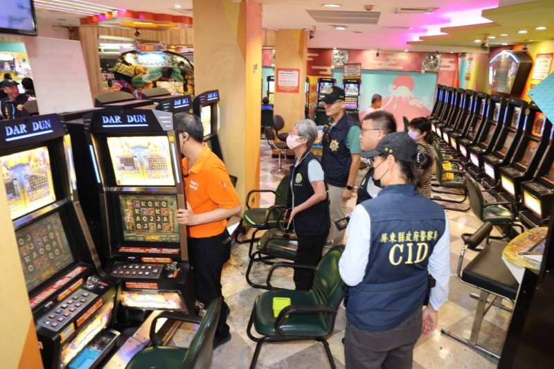 屏東警跨機關聯手淨化青少年活動場所 警犬助陣青春專案