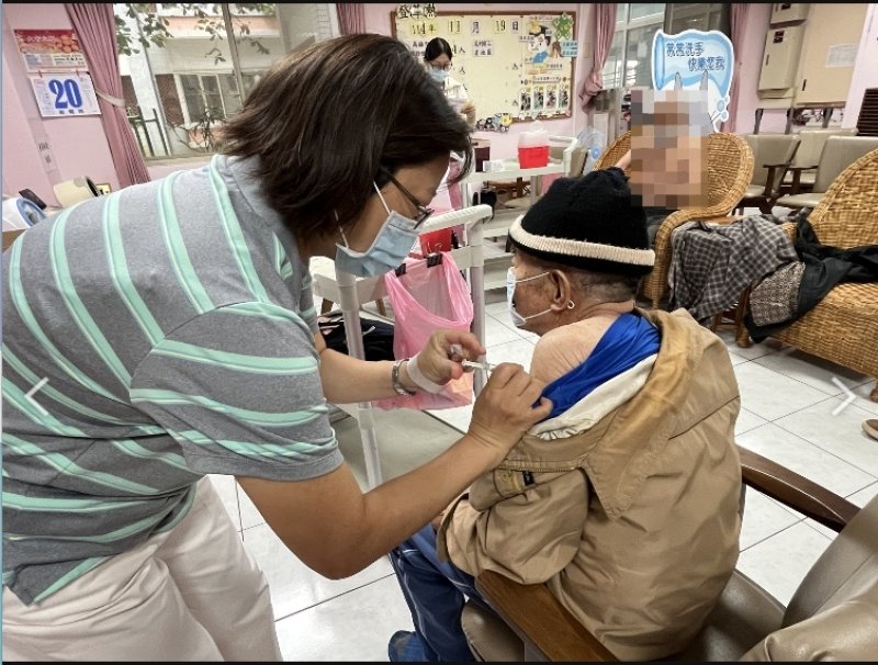 新冠疫情升溫就診增加近五成  衛生局籲高風險族群速接種疫苗強化保護力