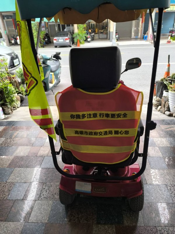 高齡交通安全再升級 高雄發送反光背心守護長輩平安返家