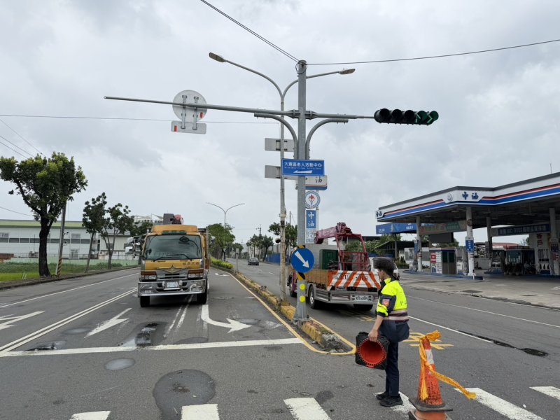 大寮區光明路與八德路口受巴威颱風強襲號誌桿倒塌已修復