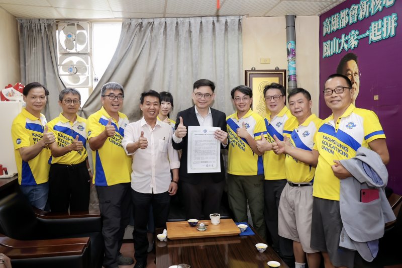立法委員賴瑞隆與高雄市教育產業工會簽署六大教育訴求承諾書