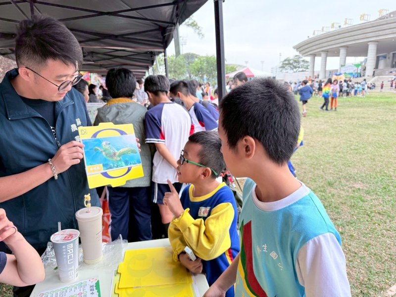 又有遊客摸海龜遭海巡移送 屏縣府呼籲民眾共同守護海龜避免觸法