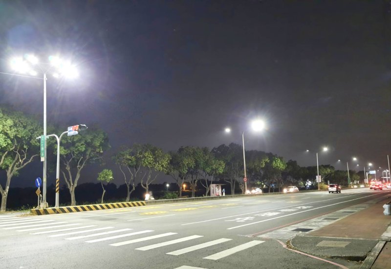 台南換裝智慧節能減碳路燈 年省2億電費且具自動報修功能