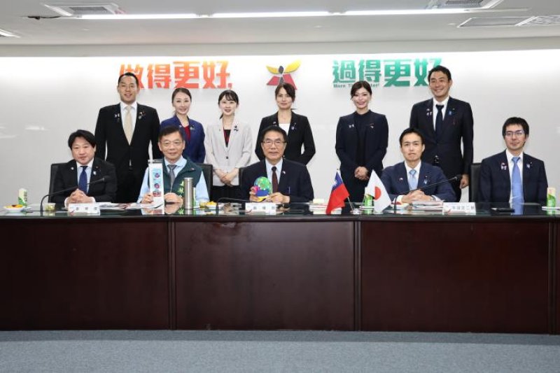 台日交流添暖意 自民黨青年局訪台南 黃偉哲捐十萬助熊本震災