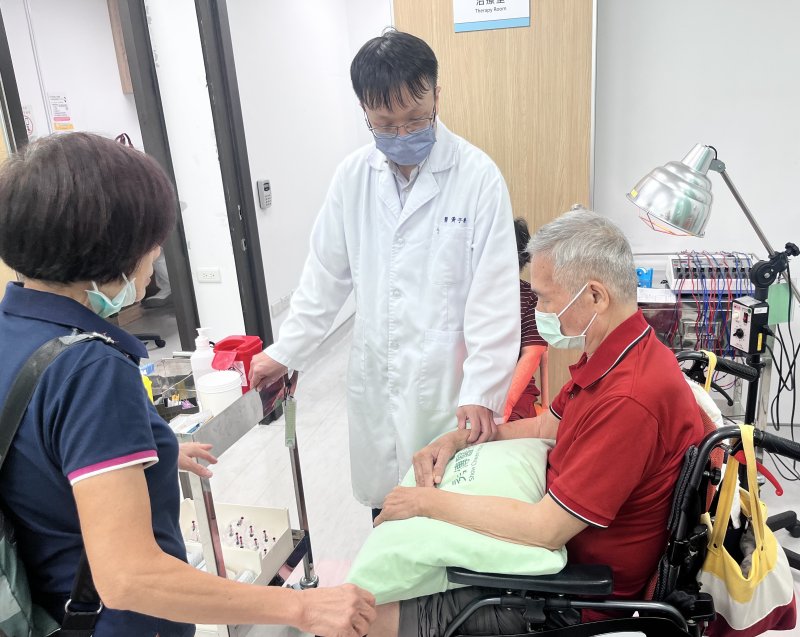 七旬翁中風後久咳多年難癒　高雄秀傳中醫水藥治療助擺脫咳嗽困擾