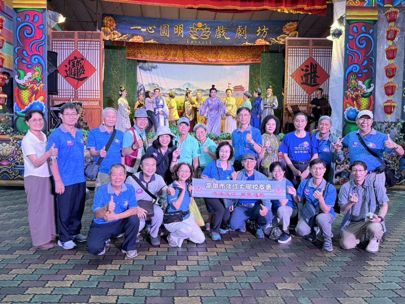 高雄市淡江大學校友會理事長賈維國率領校友組團前往觀賞，為參與演出校友楊雅芬加油打氣。（照片提供/主辦單位）