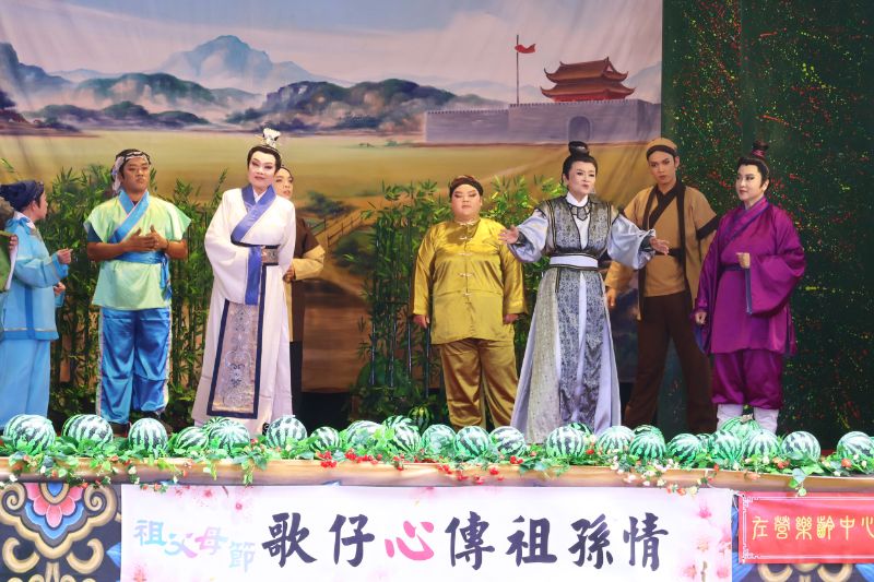 淡江大學校友楊雅芬(右一)在劇中飾演梁國種瓜兄弟的大哥。（照片提供/主辦單位）