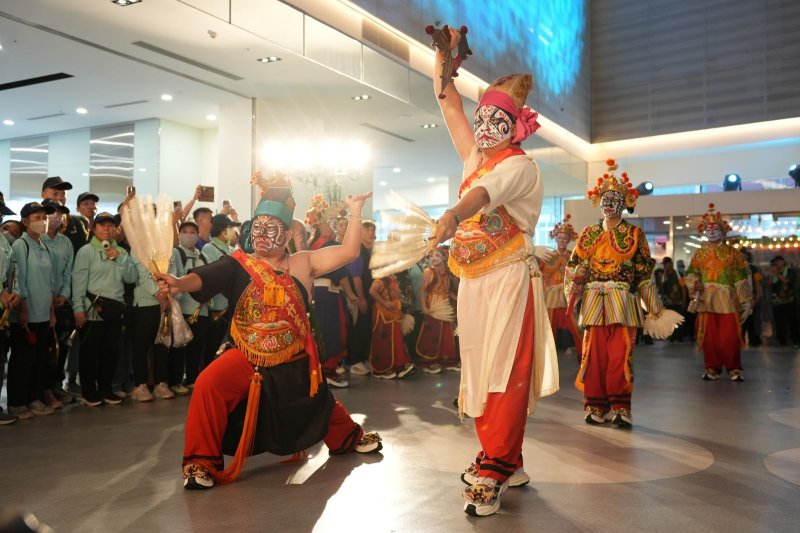 屏縣頂中街百年神轎首度入館展出 王船文化館《天寶》特展揭幕　